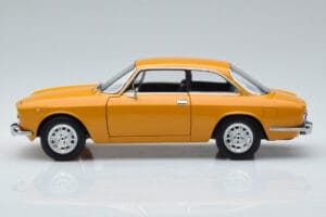 Alfa Romeo 1750 GTV Amarelo Norev 1:18 187910 Metal - imagem 4 de 7