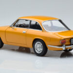 Alfa Romeo 1750 GTV Amarelo Norev 1:18 - image 6 of 7