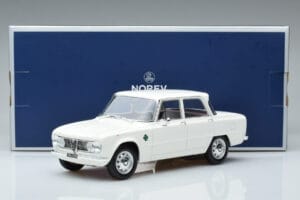 Alfa Romeo Giulia Ti Super Norev 1:18 187970 Metal - imagem 6 de 6