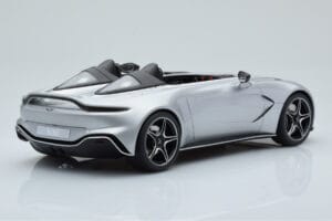 Aston Martin V12 Speedster Prata GT Spirit 1:18 GT430 Resina - imagem 2 de 6