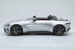 Aston Martin V12 Speedster Prata GT Spirit 1:18 GT430 Resina - imagem 3 de 6