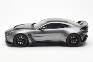 Aston Martin V12 Vantage Magnetic Prata GT Spirit 1:18 GT443 Resina - imagem 3 de 6