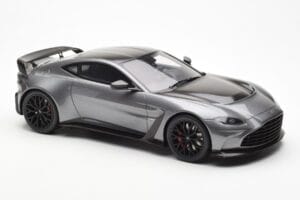Aston Martin V12 Vantage Magnetic Prata GT Spirit 1:18 GT443 Resina - imagem 4 de 6