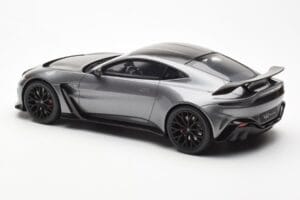 Aston Martin V12 Vantage Magnetic Prata GT Spirit 1:18 GT443 Resina - imagem 5 de 6
