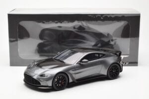 Aston Martin V12 Vantage Magnetic Prata GT Spirit 1:18 GT443 Resina - imagem 6 de 6