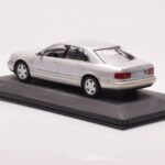 Audi A8 D2 Prata Faixa Verde Minichamps 1:43 - image 3 of 4