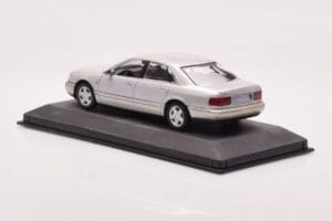 Audi A8 D2 Prata Faixa Verde Minichamps 1:43 AUDI-264455 Metal - imagem 3 de 4