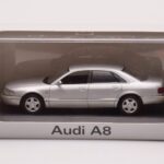 Audi A8 D2 Prata Faixa Verde Minichamps 1:43 - image 4 of 4