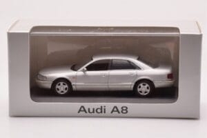 Audi A8 D2 Prata Faixa Verde Minichamps 1:43 AUDI-264455 Metal - imagem 4 de 4