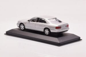 Audi A8 D2 Prateado Minichamps 1:43 433013006 Metal - imagem 3 de 4