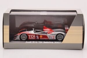 Audi R10 TDI LMP1 #2 F. Biela / E. Pirro / M. Werner 12 Hours of Sebring 2007 Minichamps 1:43 5020700233 Metal - imagem 4 de 4