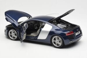 Audi R8 4.2 FSI V8 Azul Kyosho 1:18 09213BL Metal - imagem 5 de 8