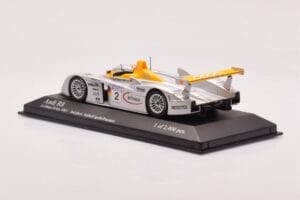 Audi R8 Infineon #2 L. Aiello / R. Capello / Pescatori 2nd Place 24 Hours of Le Mans 2001 Minichamps 1:43 400011202 Metal - imagem 3 de 4