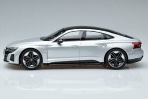 Audi RS e-tron GT Prata Norev 1:18 188381 Metal - imagem 3 de 6