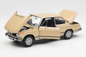 BMW 2002 Ti E10 Sahara Bege Kyosho 1:18 08541BG Metal - imagem 2 de 8