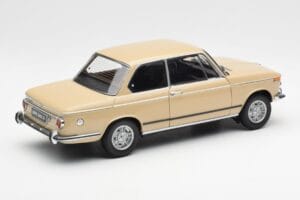 BMW 2002 Ti E10 Sahara Bege Kyosho 1:18 08541BG Metal - imagem 3 de 8