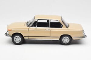 BMW 2002 Ti E10 Sahara Bege Kyosho 1:18 08541BG Metal - imagem 4 de 8
