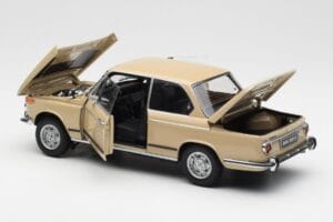 BMW 2002 Ti E10 Sahara Bege Kyosho 1:18 08541BG Metal - imagem 5 de 8
