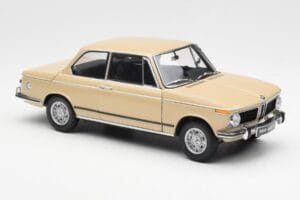 BMW 2002 Ti E10 Sahara Bege Kyosho 1:18 08541BG Metal - imagem 6 de 8