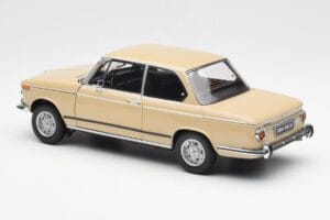 BMW 2002 Ti E10 Sahara Bege Kyosho 1:18 08541BG Metal - imagem 7 de 8