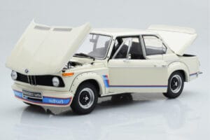 BMW 2002 Turbo Branco Kyosho 1:18 08544W Metal - imagem 2 de 8