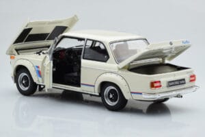 BMW 2002 Turbo Branco Kyosho 1:18 08544W Metal - imagem 3 de 8