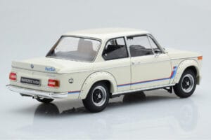 BMW 2002 Turbo Branco Kyosho 1:18 08544W Metal - imagem 4 de 8