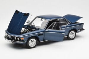 BMW 3.0 CSi E9 Azul Metálico AUTOart 1:18 70672 Metal - imagem 2 de 8