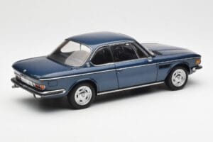 BMW 3.0 CSi E9 Azul Metálico AUTOart 1:18 70672 Metal - imagem 3 de 8