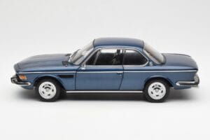 BMW 3.0 CSi E9 Azul Metálico AUTOart 1:18 70672 Metal - imagem 4 de 8