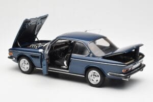 BMW 3.0 CSi E9 Azul Metálico AUTOart 1:18 70672 Metal - imagem 5 de 8