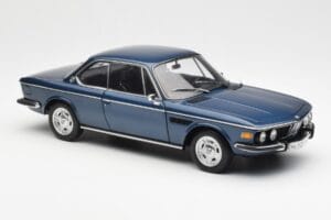 BMW 3.0 CSi E9 Azul Metálico AUTOart 1:18 70672 Metal - imagem 6 de 8
