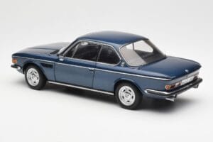BMW 3.0 CSi E9 Azul Metálico AUTOart 1:18 70672 Metal - imagem 7 de 8