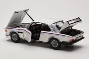 BMW 3.0 CSL E9 Branco Heritage Edition Minichamps 1:18 80432411550 Metal - imagem 5 de 8