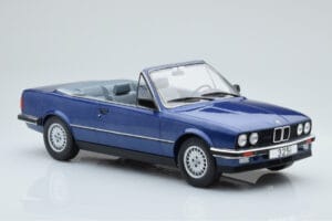 BMW 325i E30 Cabriolet Azul MCG 1:18 MCG18381 Metal - imagem 3 de 5