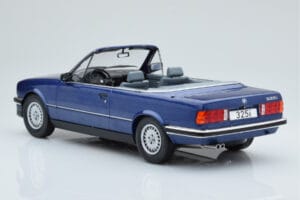 BMW 325i E30 Cabriolet Azul MCG 1:18 MCG18381 Metal - imagem 4 de 5