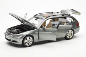 BMW 330i E91 Touring Cinzento Metallic Kyosho 1:18 80430394359 Metal - imagem 2 de 8