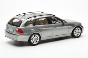 BMW 330i E91 Touring Cinzento Metallic Kyosho 1:18 80430394359 Metal - imagem 3 de 8
