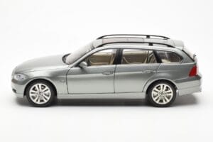 BMW 330i E91 Touring Cinzento Metallic Kyosho 1:18 80430394359 Metal - imagem 4 de 8