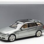 BMW 330i E91 Touring Cinzento Metallic Kyosho 1:18 - image 8 of 8