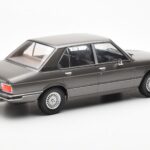 BMW 520i E28 Cinzento MCG 1:18 - image 2 of 6