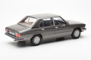 BMW 520i E28 Cinzento MCG 1:18 MCG18121 Metal - imagem 2 de 6