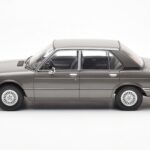 BMW 520i E28 Cinzento MCG 1:18 - image 3 of 6