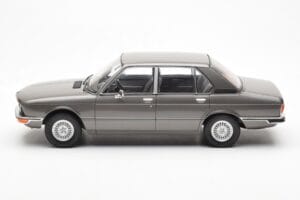 BMW 520i E28 Cinzento MCG 1:18 MCG18121 Metal - imagem 3 de 6