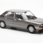 BMW 520i E28 Cinzento MCG 1:18 - image 4 of 6