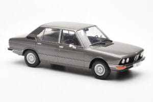 BMW 520i E28 Cinzento MCG 1:18 MCG18121 Metal - imagem 4 de 6