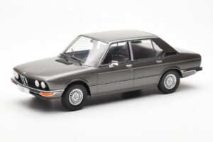 BMW 520i E28 Cinzento MCG 1:18 MCG18121