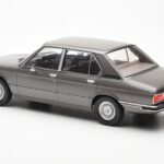 BMW 520i E28 Cinzento MCG 1:18 - image 5 of 6