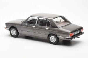 BMW 520i E28 Cinzento MCG 1:18 MCG18121 Metal - imagem 5 de 6