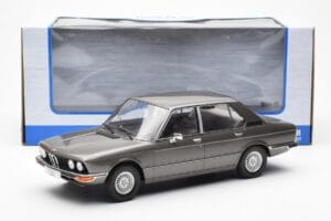 BMW 520i E28 Cinzento MCG 1:18 MCG18121 Metal - imagem 6 de 6